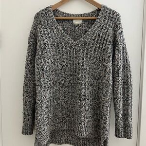 Caslon Women's Black and White V-Neck Sweater